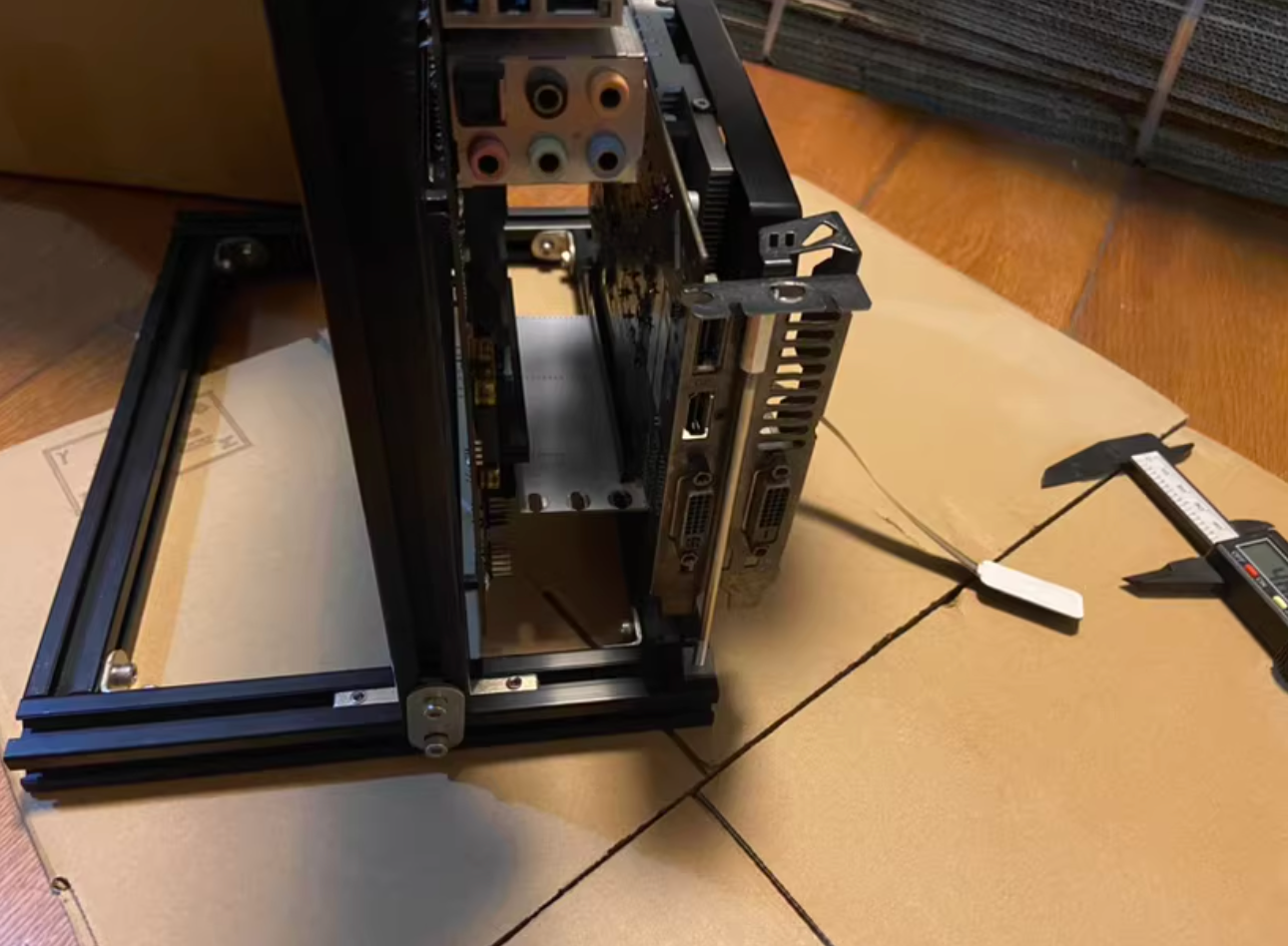 PCI-E 4.0 x16 90-Degree Left Angle Riser Card - For GPU Vertical Mount & Clean Cable Management